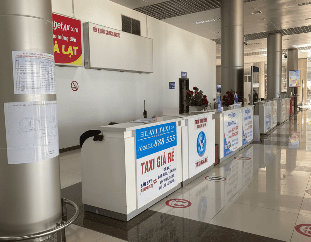 Ngay bên ngoài ga đến có nhiều đơn vị cung cấp dịch vụ vận chuyển hành khách